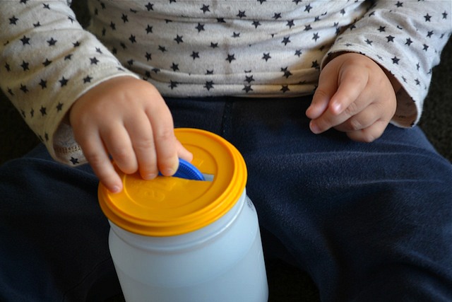 Monety w skarbonce – zabawa motoryczno –&nbsp;sensoryczna