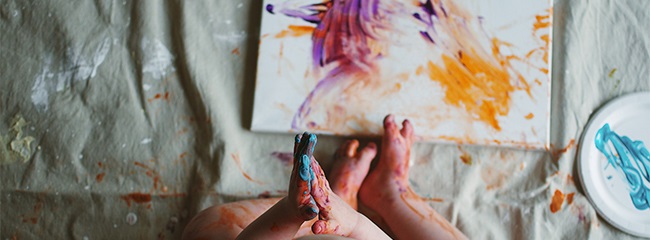 Malowanie palcem – zabawa SI, spektrum&nbsp;autyzmu