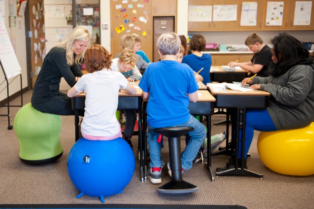 Siedzenie przy stole – integracja&nbsp;sensoryczna