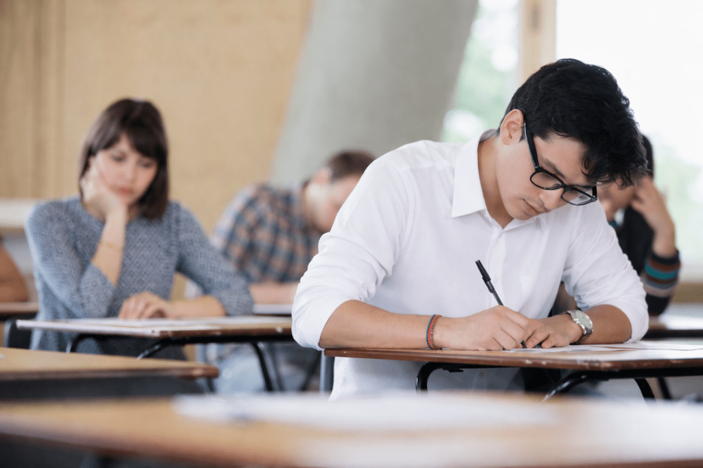 🟡 Arkusze egzaminacyjne dla uczniów z ASD – jak czytać polecenia i struktury zadań (bez&nbsp;pułapek)