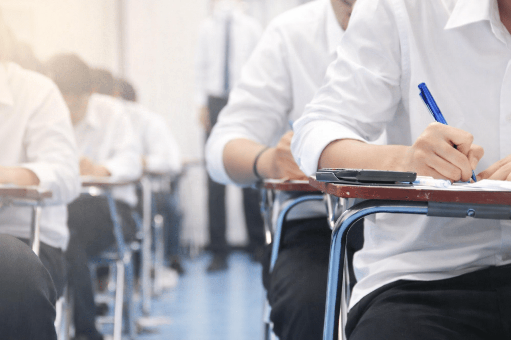 Egzamin ósmoklasisty w oddzielnej sali – kiedy to konieczne, a kiedy nie (ASD,&nbsp;ZA)