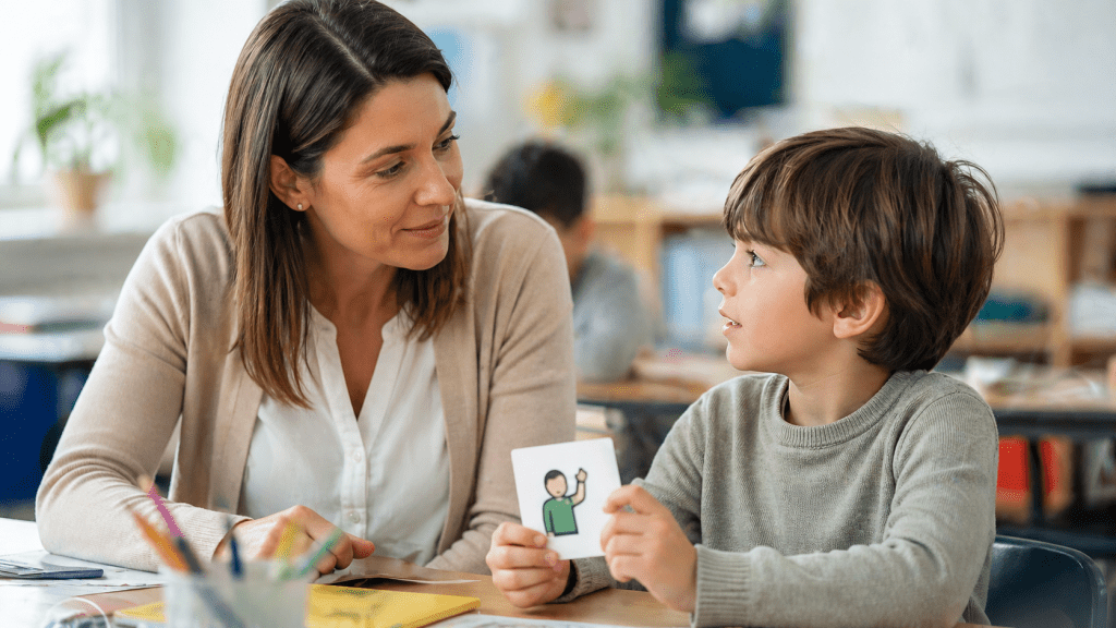 Echolalia w szkole: jak odpowiadać, jak modelować i jak budować skrypty, które uczeń przeniesie na&nbsp;klasę